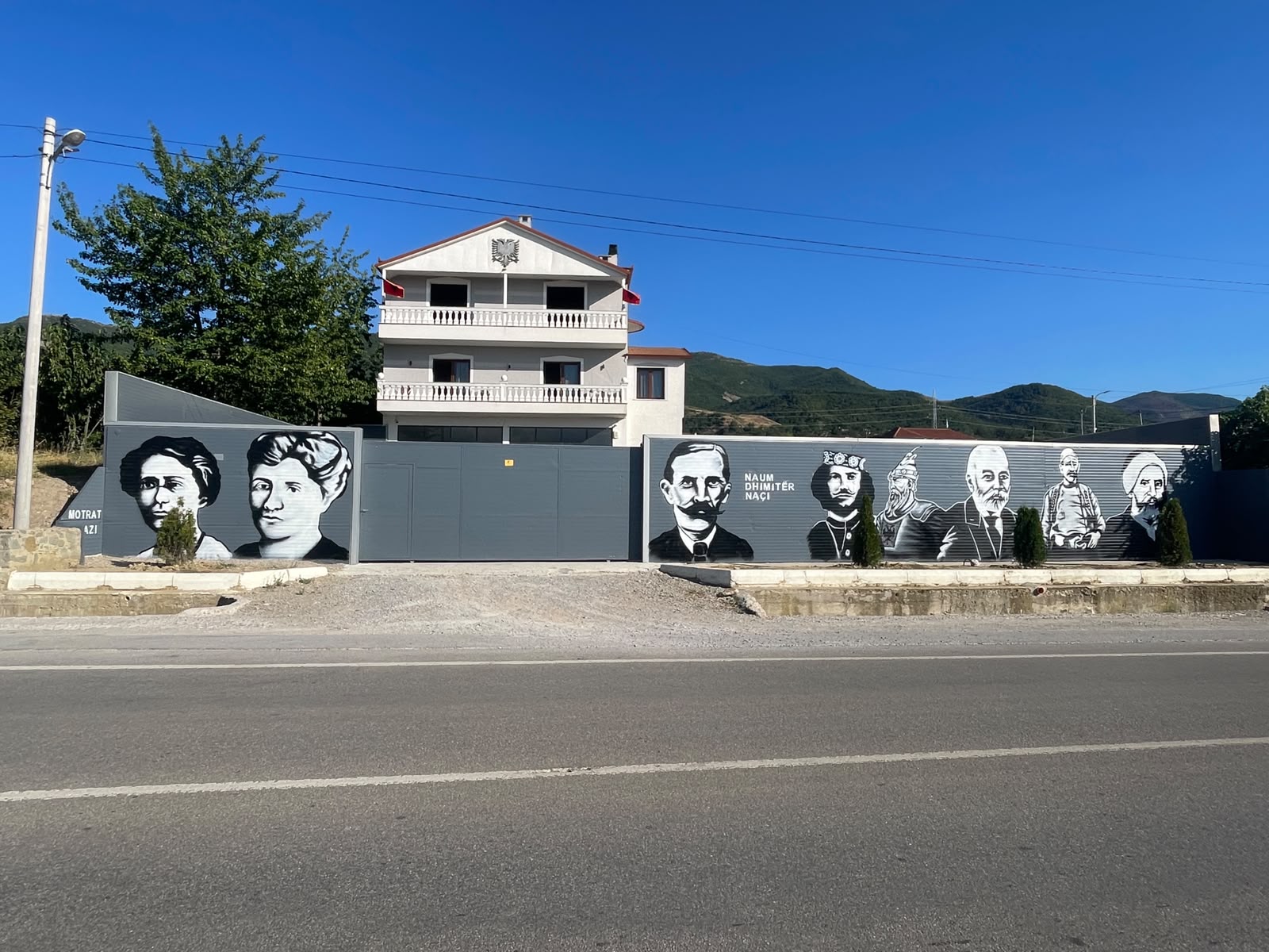 Artisti përjetëson fytyrat e historisë shqiptare në rrugën e Kapshticës