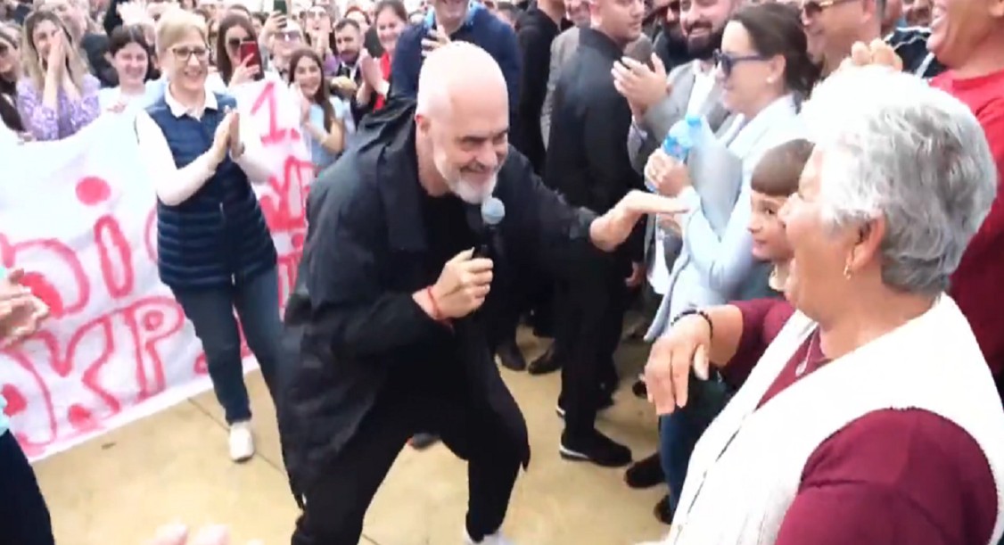 Edi Rama u jep leksion dasmorëve si kërcehet me tupana