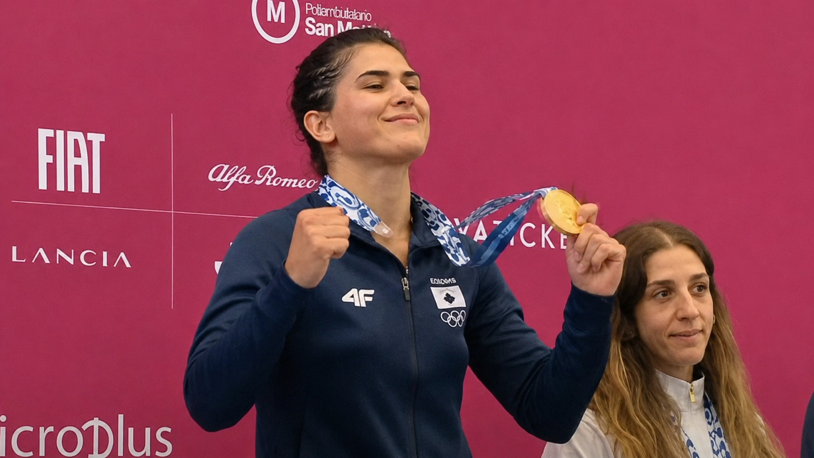 Donjeta ngre lart flamurin e Kosovës, Serbia bojkoton ceremoninë e medaljeve