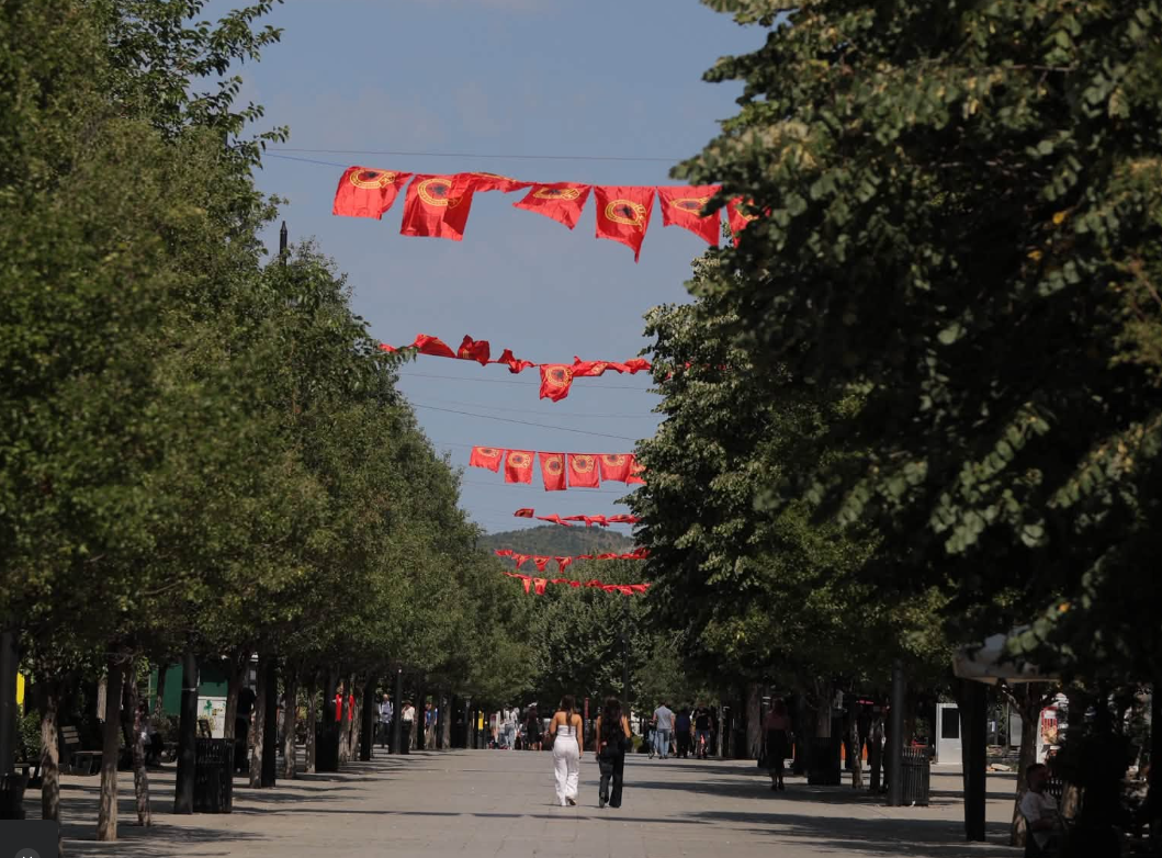 “Kosova po pret kthimin e çlirimtarëve”, Prishtina mbushet me flamujt e UÇK-së