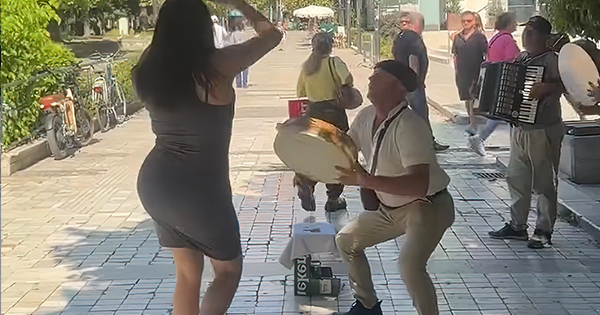 Tiranë: Turistja e huaj dredh të pasmet para xhajës me dajre