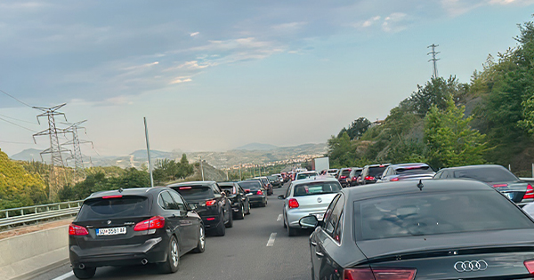 Trafik kilometrik drejt Elbasanit: Radhët e makinave shkojnë deri te tuneli i Krrabës