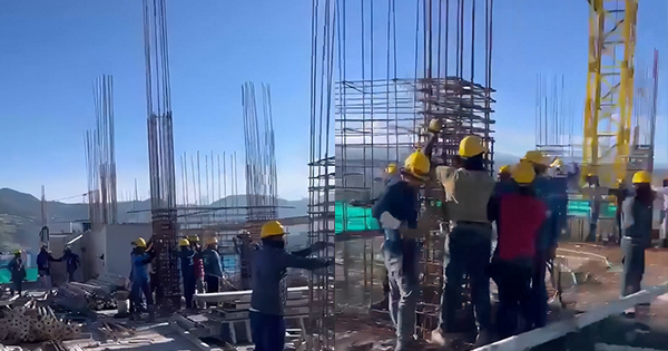 ”O Zoti im”, punëtorët shkunden majë pallatit gjatë tërmetit me magnitudë 7.4