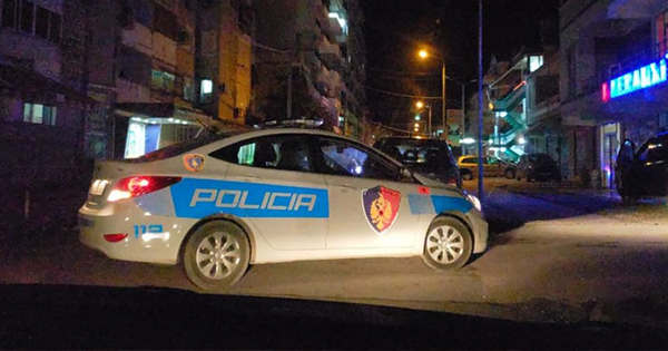 Tragjedi në familje në Lushnjë: I riu dyshohet se vrau nënën dhe plagosi babain