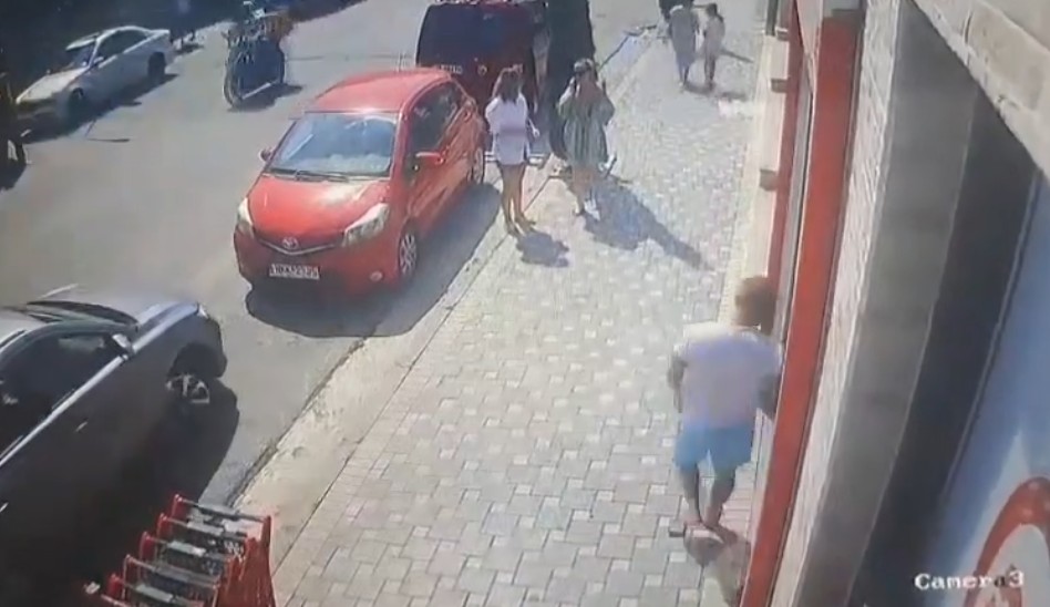 Një burrë dhe dy gra marrin portofolin në tokë, i zoti: Ktheni dokumentet