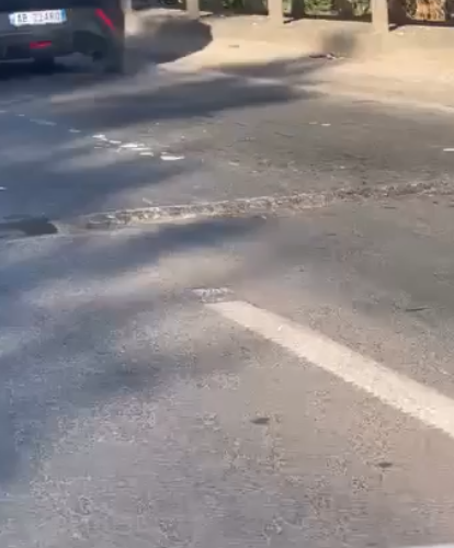 Asfalti në autostradën Durrës-Tiranë prej 3 ditësh i degraduar