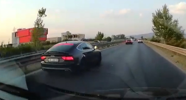 Çmendet shoferi i Audi-t, manovra të rrezikshme në hyrje të Lushnjës