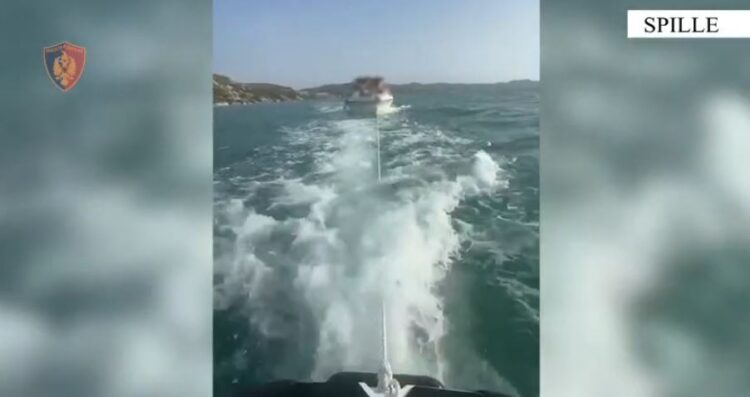 Skafi pëson defekt dhe mbushet me ujë, rrezikohen 8 persona