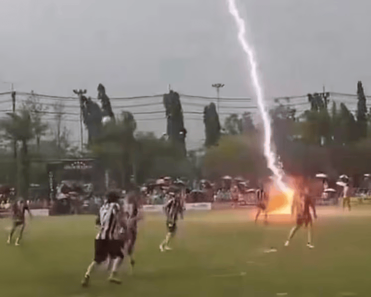 Tragjedi në fushën e futbollit, rrufeja vret lojtarin 24-vjeçar në mes të ndeshjes