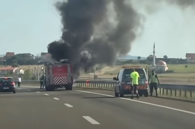 Një veturë përfshihet nga flakët në autostradën “Arbën Xhaferi”, zjarrfikësit në vendngjarje