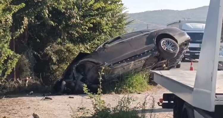 Mjeti del nga rruga në hyrje të Lushnjës, përplaset me një shtyllë tensioni