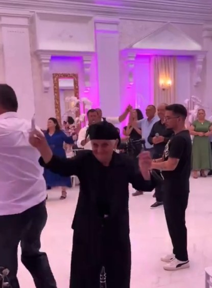 Gjyshja e gëzuar  derdh  pensionin  lumë  në dasmë