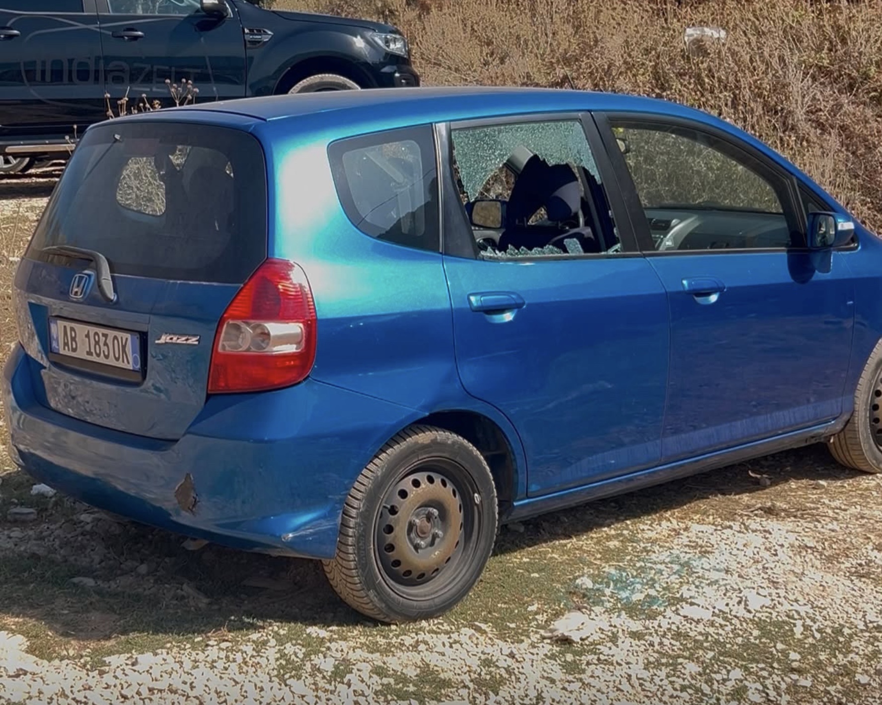 I theu aksidentalisht xhamin e makinës, qytetarja kërkon pronarin për t’i paguar dëmin