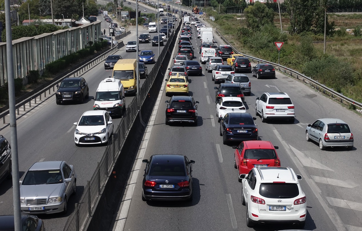 Bllokohet përkohësisht qarkullimi në autostradën Tiranë-Durrës