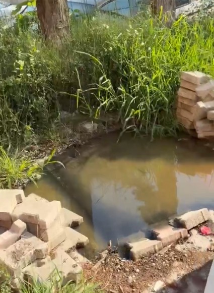 Ujërat e zeza pushtojnë rrugën te Shkëmbi i Kavajës