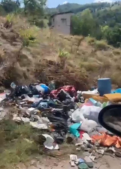 Fshati turistik i Selcës “mbytet” nga plehrat, Belba në gjumë