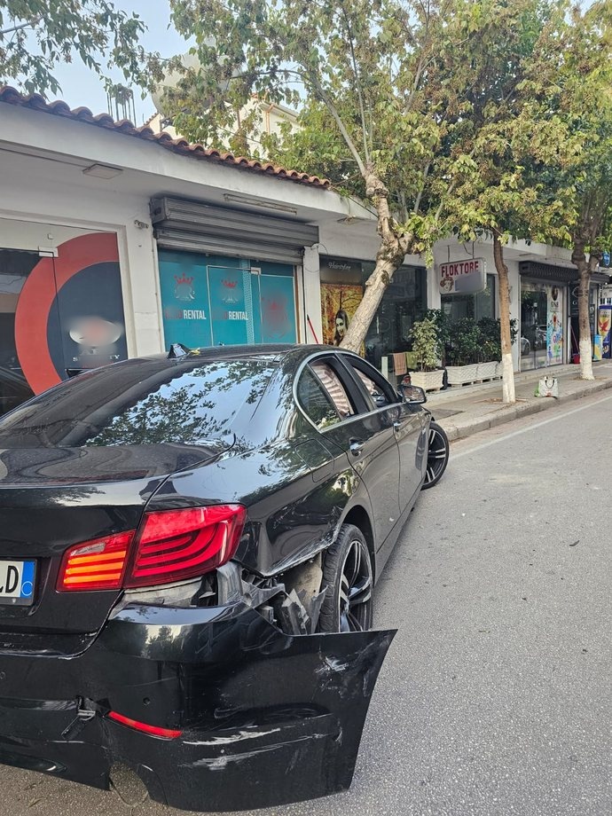 Shoferi në Sarandë përplaset me kazanët dhe përfundon te pemët