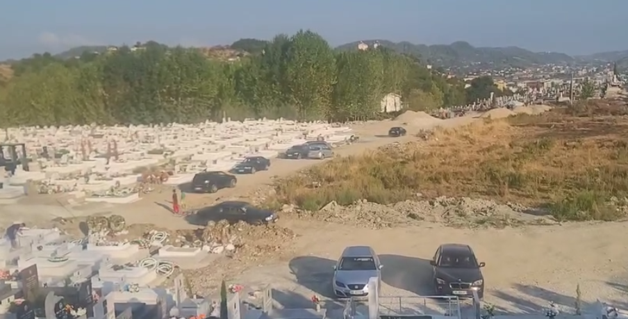 Rruga drejt varrezave të reja të Sharrës në gjendje skandaloze