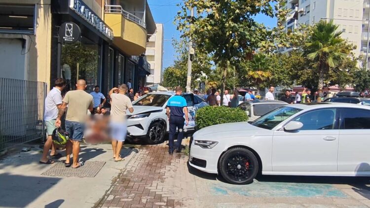 Taksia përplas këmbësorin te vijat e bardha në lagjen 13 të Durrësit
