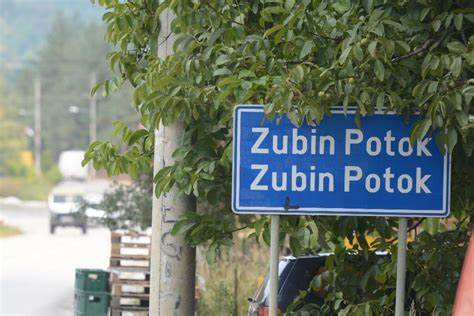 Vdes 27-vjeçari gjatë punimeve në stacionin e ri policor në Zubin Potok