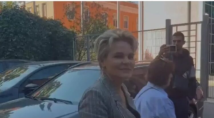 Mona kërkon dikë t ia fikë radarët