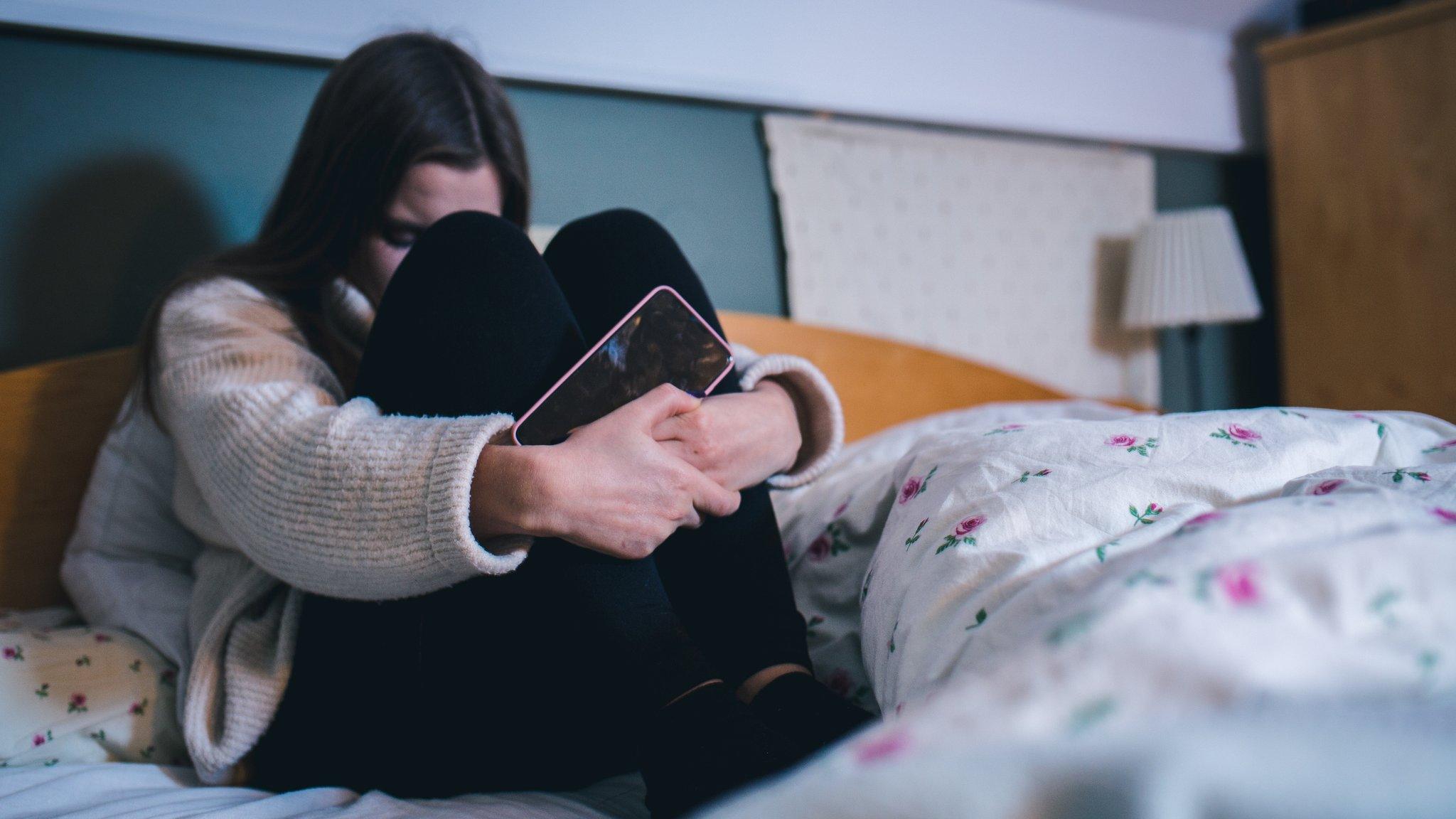 Mësuesi 60-vjeçar ngacmon seksualisht me mesazhe nxënësen 13-vjeçare