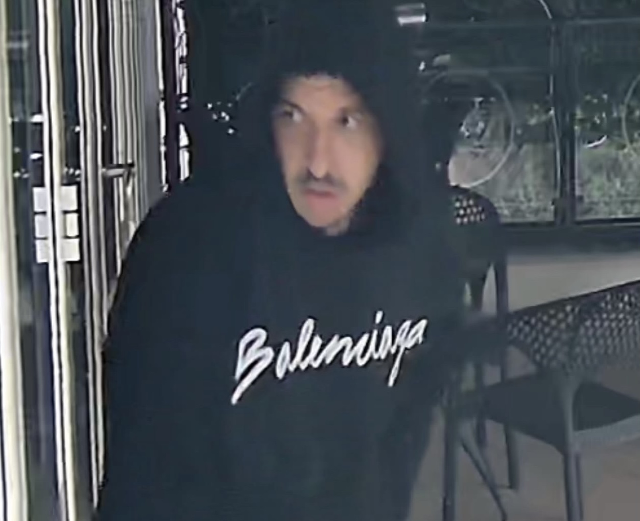 Ka vjedhur xhiron ditore të lokalit  ofrohet shpërblim kush gjen hajdutin me kapuç