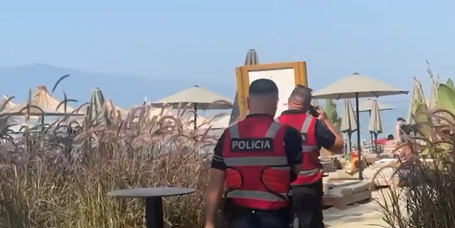 Sherr në një beach bar në Lungomare