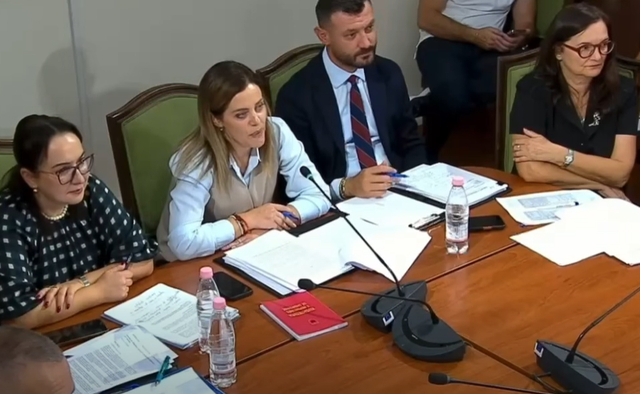 “Zegjinizohet” një tjetër deputete e PS, i bën magjistratët “magjistarë” dhe lapsusin “laps”