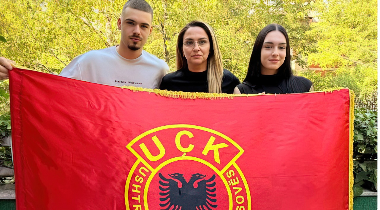 Nën hijen e flamurit të UÇK, vjen reagimi i familjes Selimi pas vendimit të Hagës