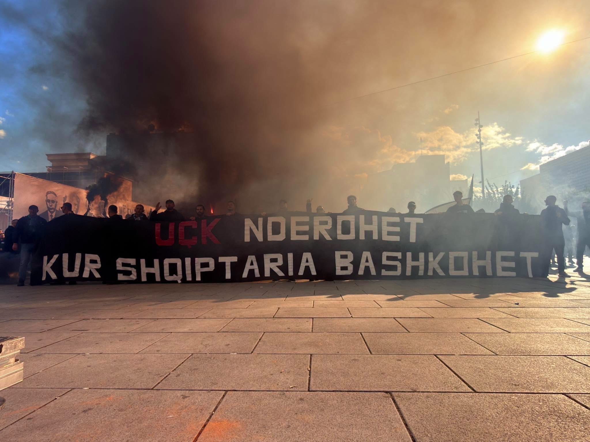 Tifogrupet “i vënë flakën” Prishtinës: UÇK-ja nderohet kur shqiptaria bashkohet