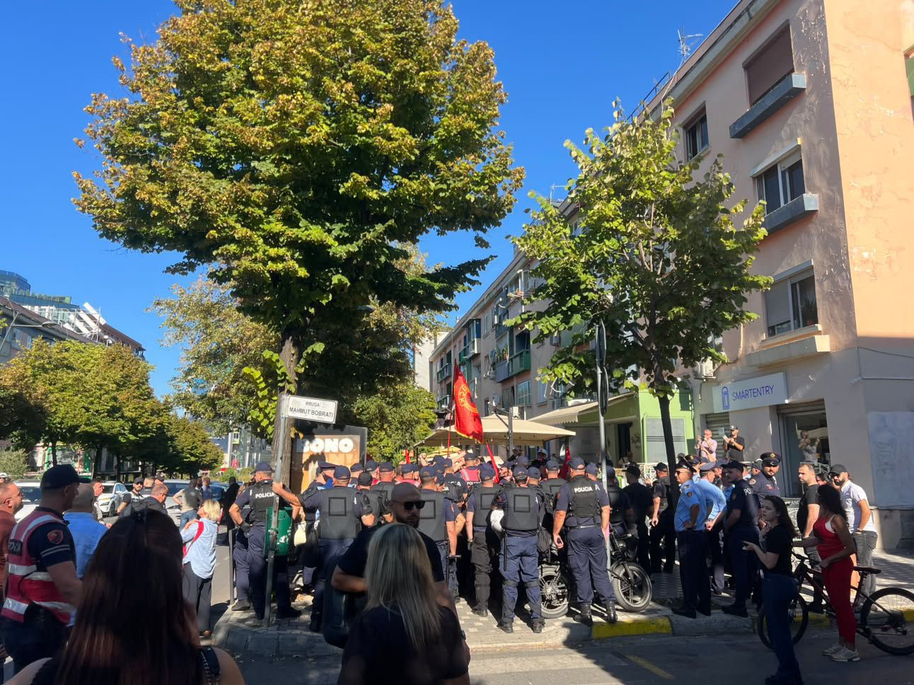 Dita e parë e shkollës nis me protestë te Zogu i Zi, policia shoqëron disa qytetarë
