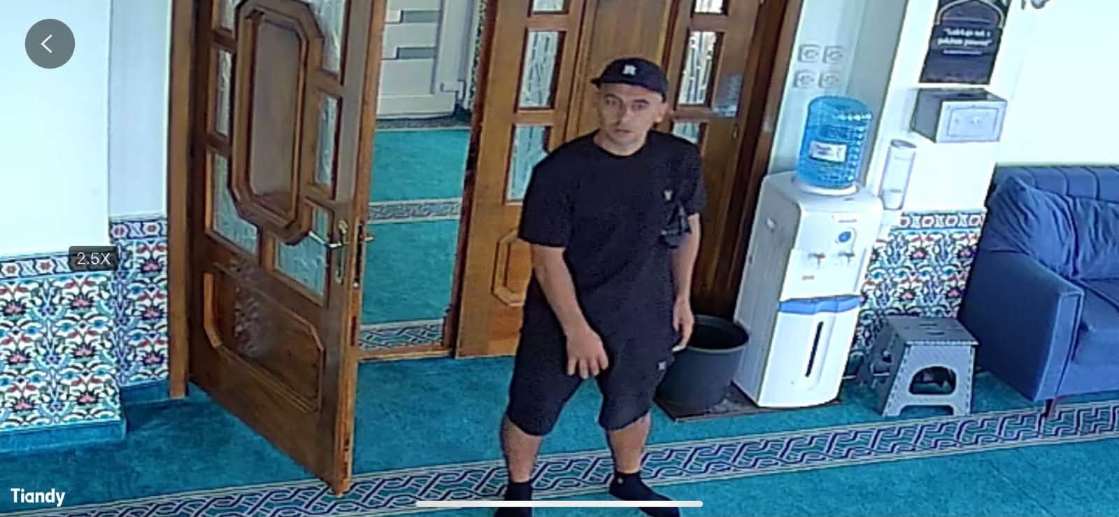 Dikush tentoi të vidhte arkën e xhamisë Medina në Viti, dalin pamjet e të dyshuarit