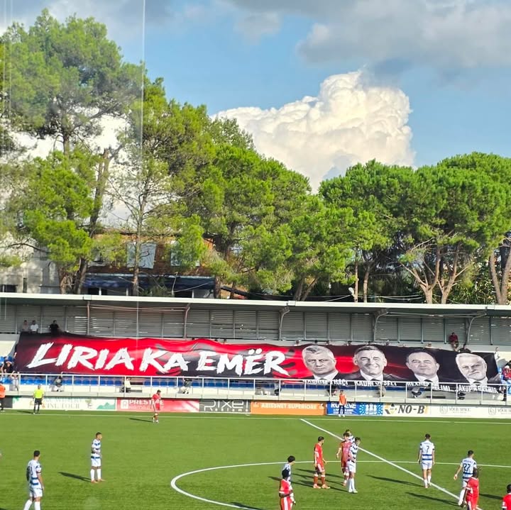 Banderola në mbështetje të ish-krerëve të UÇK shpaloset në ndeshjen Vora-Skënderbeu