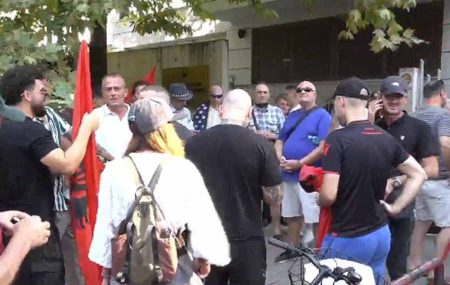14 të arrestuarit që  rrethuan  Ramën ndodhen në gjyq  protestuesit mblidhen para Gjykatës