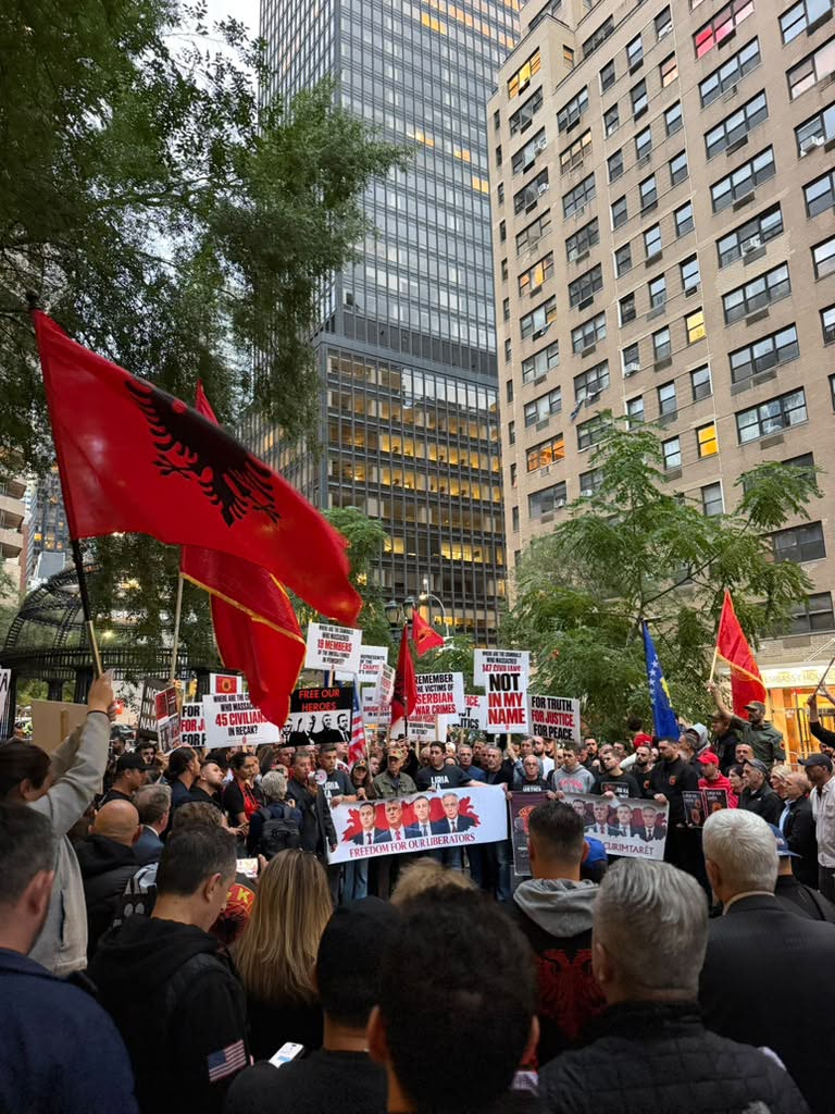 Shqiptarët protestojnë para selisë së OKB-së në Nju-Jork kundër vendimit të Speciales