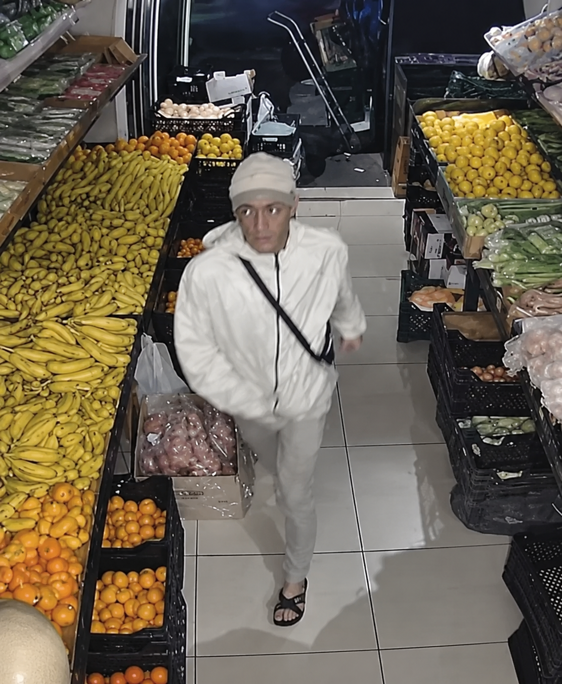 “Kthe lekët brenda 24 orëve ose të denoncoj në polici”/ Vjedhje në një dyqan fruta-perimesh te Pazari i Ri