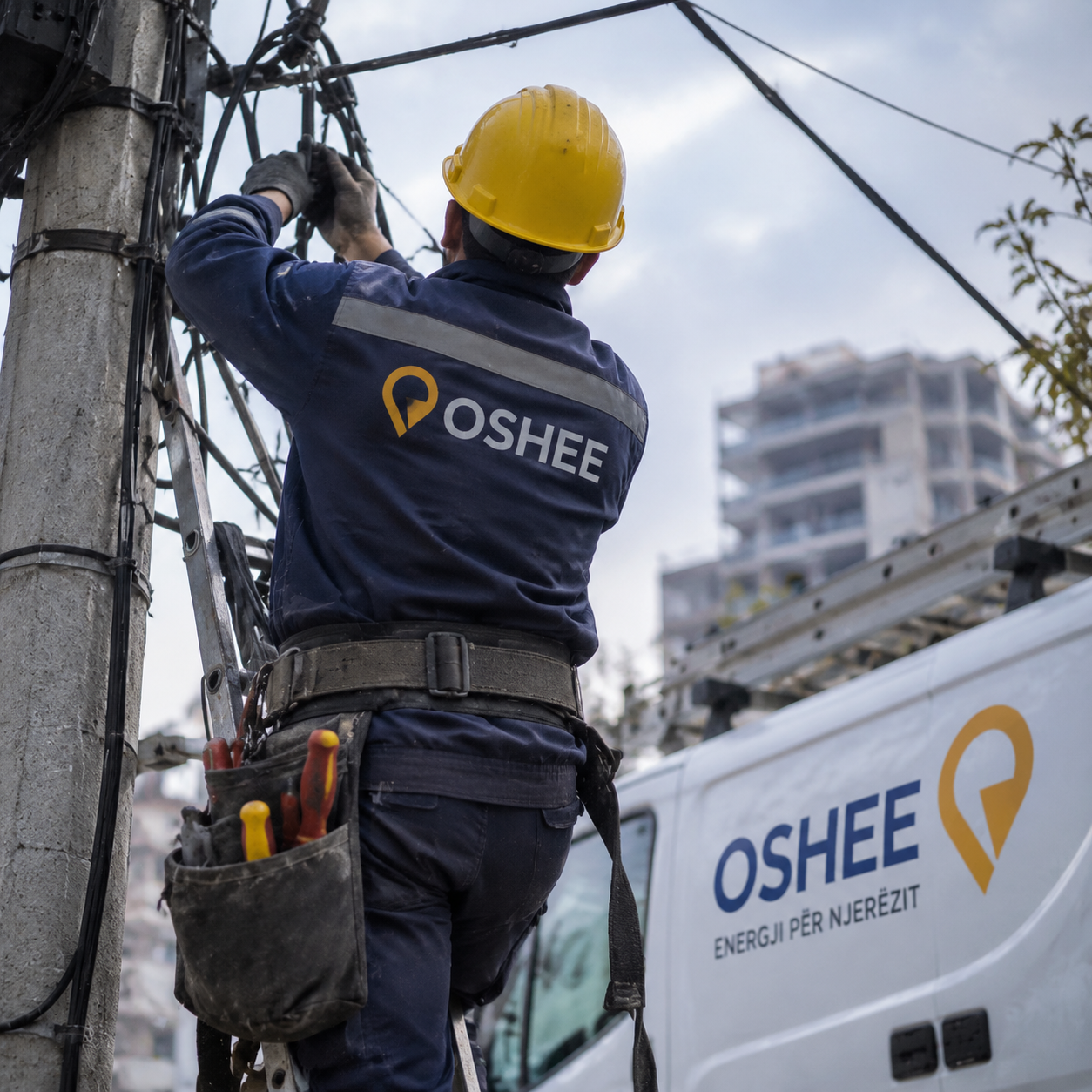 “‘Rrezikojmë jetën për 64 mijë lekë’, denoncimi i elektricistit të OSHEE: Veglat i blejmë vetë!