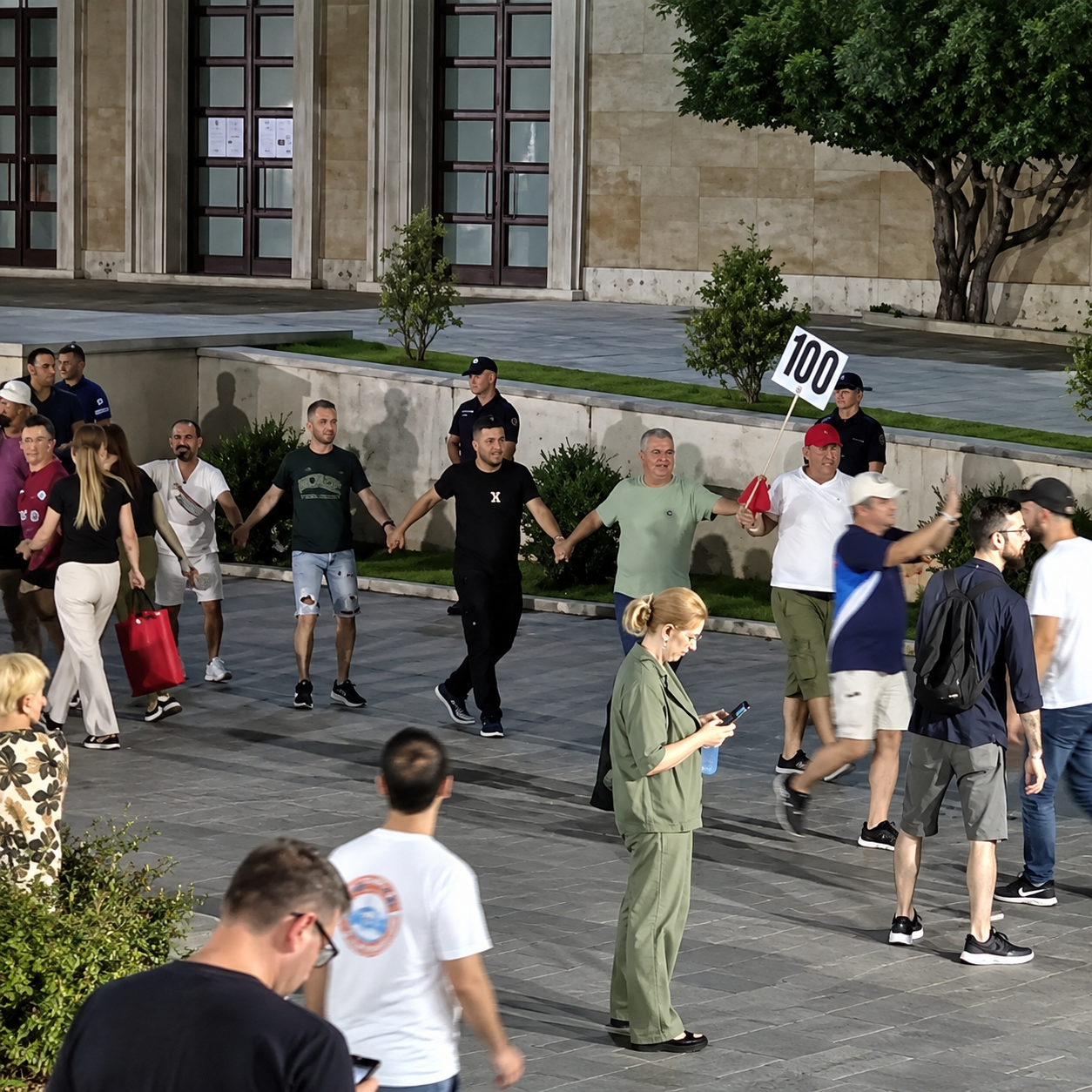 Dita e 100-të e protestës, qytetarët rrethojnë paqësisht Kryeministrinë