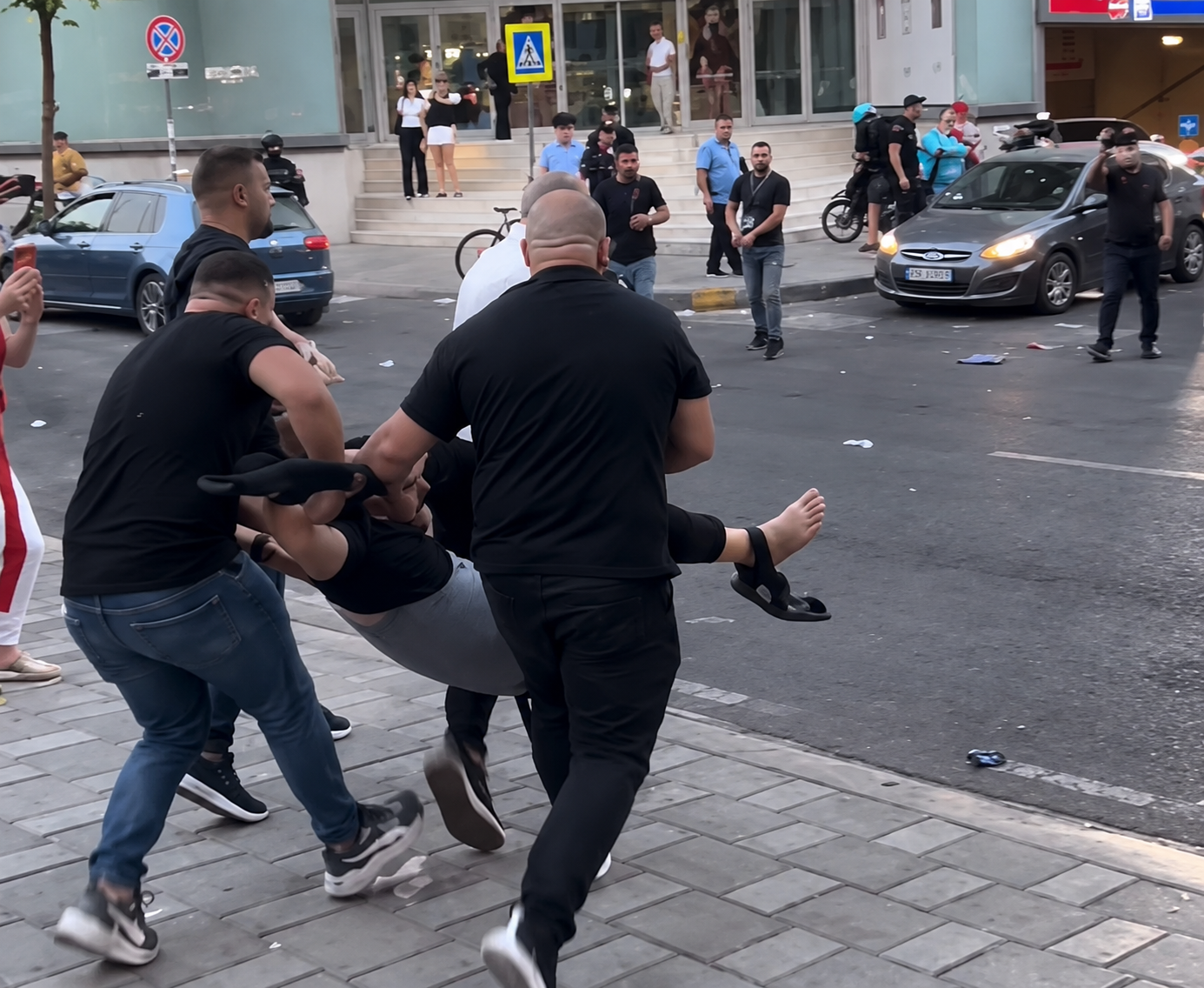 Në Shqipëri nuk lejohet të protestosh 