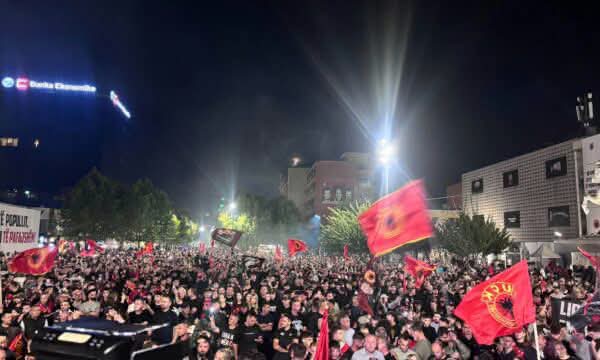 Protesta vazhdon edhe sonte në Prishtinë, “Liria ka Emër”: Shihemi n’21:00 n’shesh!