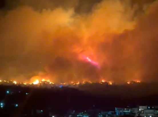 Zjarr masiv në Himarë, flakët po u afrohen banesave