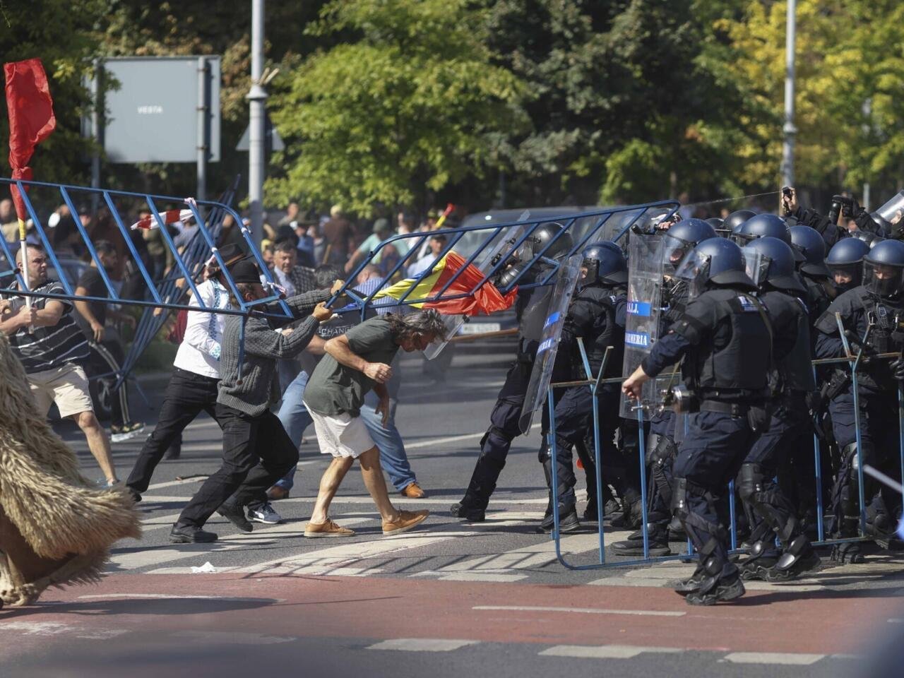 Protestë e dhunshme në Rumani, fermerët përleshen me policinë