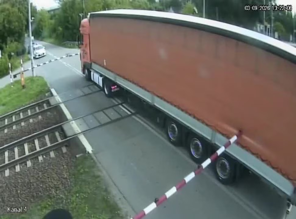 Kamioni ngeci në shina  treni vjen me shpejtësi dhe e përplas në copa