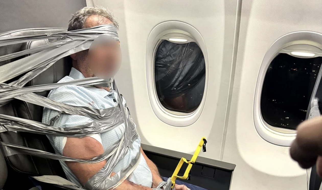 U bë agresiv gjatë fluturimit, pasagjerët lidhin 67-vjeçarin me shirit ngjitës në sedilje