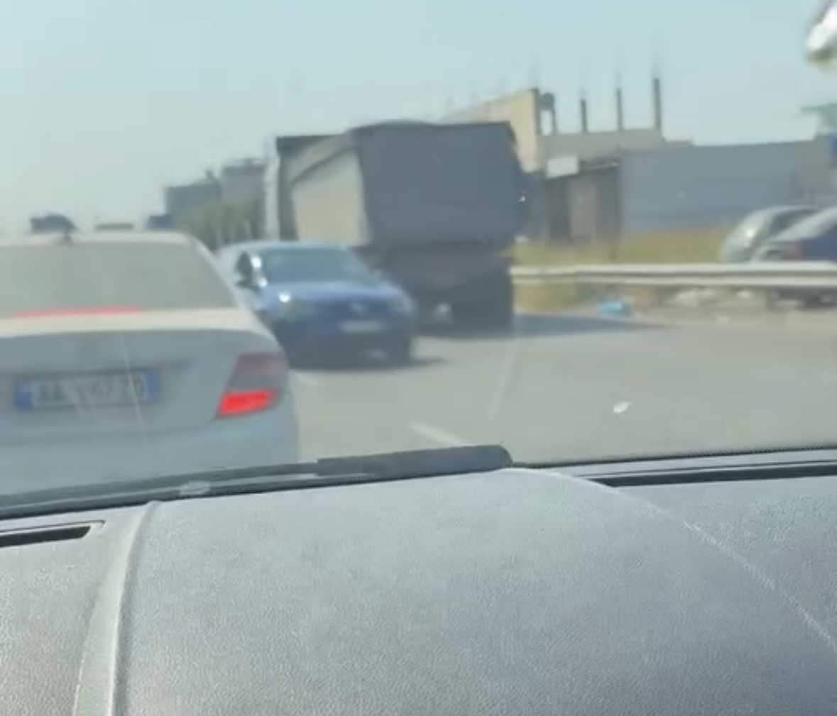 Kamikazët që po marrin jetë njerëzish, futen kundërvajtje mes makinave