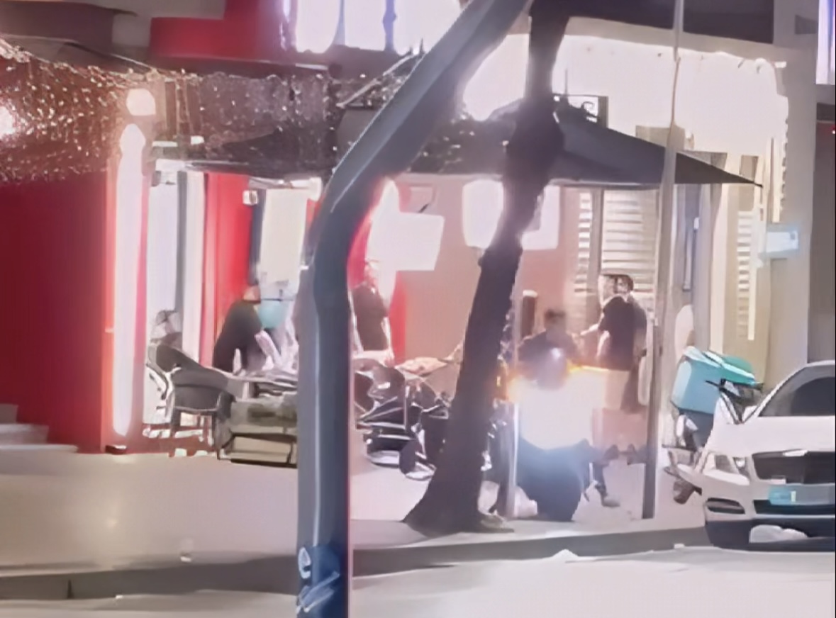 “Ik se të q*** r***”/ Të rinjtë rrihen në rrugë, ‘fluturojnë’ karriget në ajër