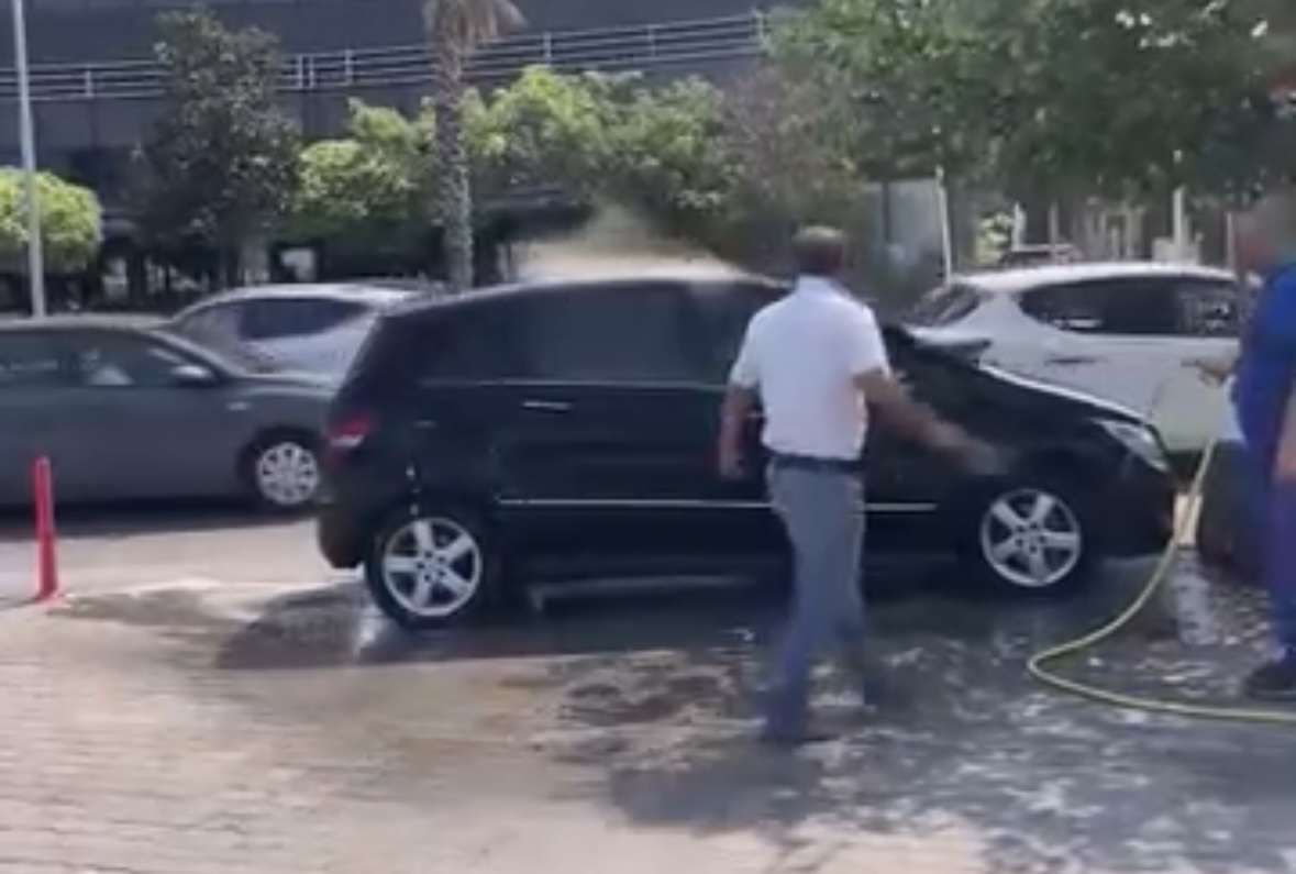 Përfshihet nga flakët makina në parkim, roja merr tubin e ujit dhe e fik menjëherë