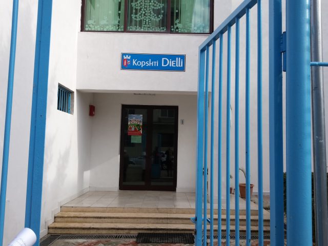 “Shtëpinë e kemi 4 metra larg kopshtit “Dielli”, por fëmijën na e çojnë në fund të dynjasë”