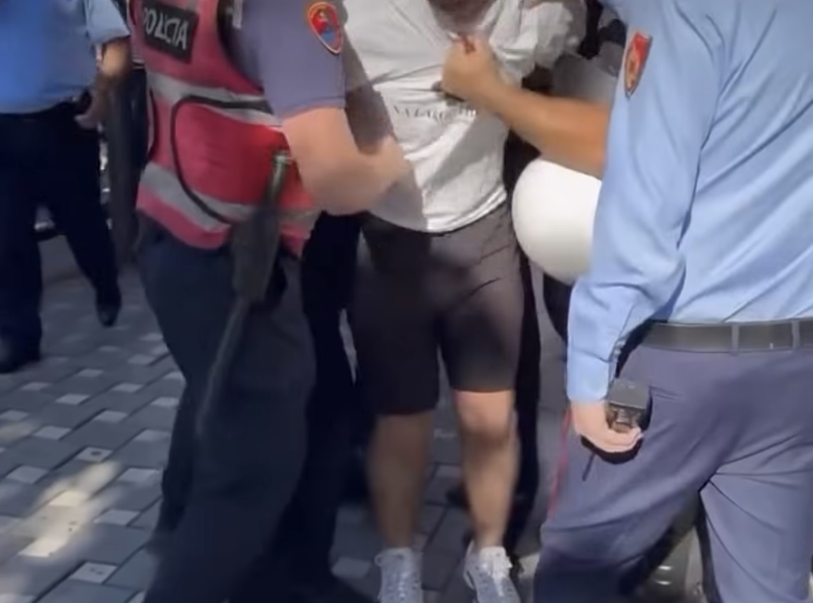 Polici grushton në bark protestuesin, shoqërohen me forcë disa të tjerë